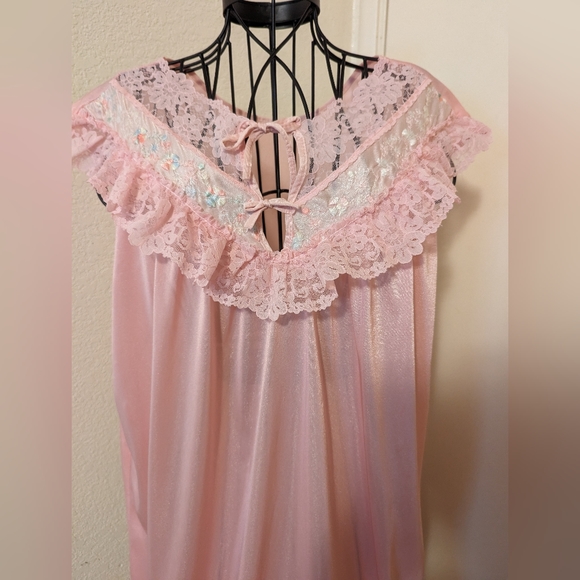 Vintage Frilly Pink Nightgown - Picture 5 of 10